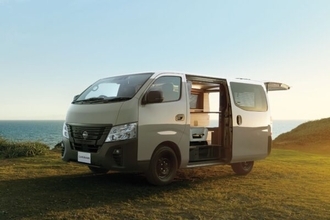 「ライバルはビジホ!?」日産 新「キャラバンMYROOM」登場 断熱ガチ強化で“憩いの部屋”に！ 50年名車がさらなる進化
