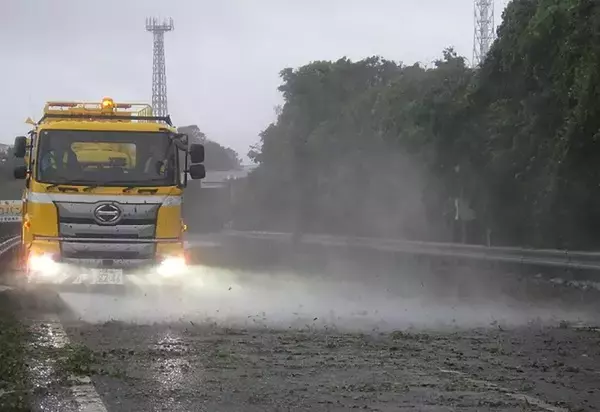台風 高速道路で通行止め発生 倒木で葉っぱ散乱の沖縄道 今後は列島直撃か