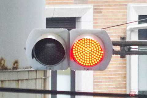 赤と赤2灯だけの珍信号機 その意味は?