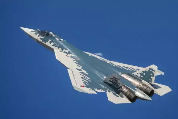 まだ本気出せないの!? 16年前に初飛行したロシア自慢のステルス戦闘機「Su-57」が抱える深刻な問題