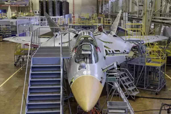 「まだ本気出せないの!? 16年前に初飛行したロシア自慢のステルス戦闘機「Su-57」が抱える深刻な問題」の画像