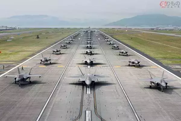 山口・岩国でF-35＆F-22勢ぞろいの「エレファントウォーク」実施 米海兵隊＆空軍