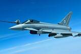 「ドイツ空軍「タイフーン」戦闘機が“世界最長飛行記録”達成！ パイロットも「ギネスで乾杯！」一体どれだけ飛んだ!?」の画像1