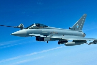 ドイツ空軍「タイフーン」戦闘機が“世界最長飛行記録”達成！ パイロットも「ギネスで乾杯！」一体どれだけ飛んだ!?
