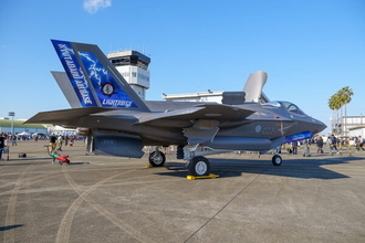 ステルス戦闘機が空中停止！ 神業に見えるその操作方法とは!? 実は特殊な仕掛けがあった
