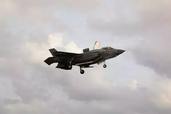 「ステルス戦闘機が空中停止！ 神業に見えるその操作方法とは!? 実は特殊な仕掛けがあった」の画像