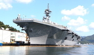 空母のような「巨大護衛艦」がセマーい海峡に出現！ 飛行甲板に“珍客”を載せたまま航行するレアショットが公開