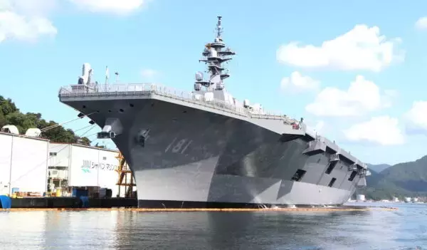 空母のような「巨大護衛艦」がセマーい海峡に出現！ 飛行甲板に“珍客”を載せたまま航行するレアショットが公開