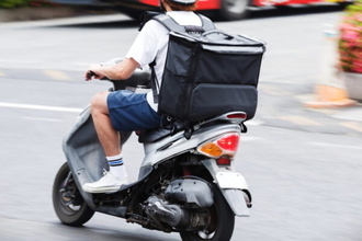 「ウーバーのバイク、あぶない」を撲滅なるか？ 配達ライダーに“ホンダのテスト” 異例タッグで啓発
