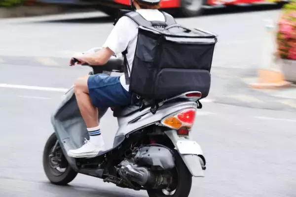 「ウーバーのバイク、あぶない」を撲滅なるか？ 配達ライダーに“ホンダのテスト” 異例タッグで啓発