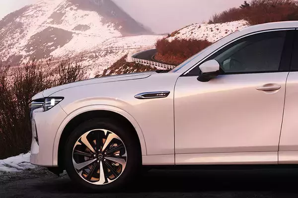 マツダ「CX-60」初公開 2ケタCXシリーズのラージ商品群 日本投入もまもなく！