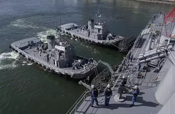 「巨大な護衛艦も港ではちゃんと動けない!? 陰ながら海上の防衛を支えている船たちとは？」の画像