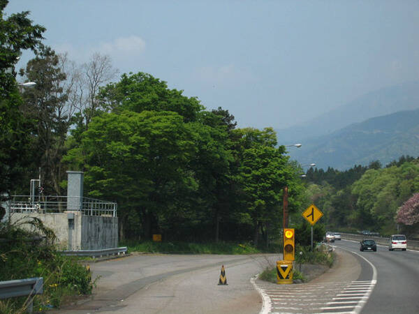 全国「超ミニサイズ」パーキングエリア5選+1 まるでバス停 海が間近 ほぼ「くぼみ」!?