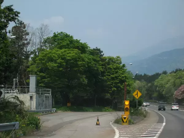 「全国「超ミニサイズ」パーキングエリア5選+1 まるでバス停 海が間近 ほぼ「くぼみ」!?」の画像