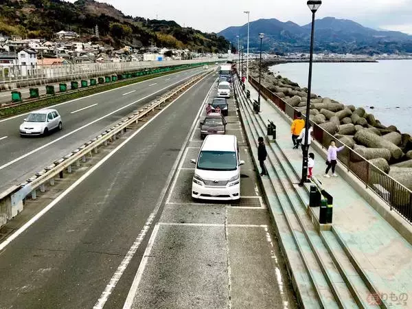 全国「超ミニサイズ」パーキングエリア5選+1 まるでバス停 海が間近 ほぼ「くぼみ」!?