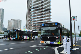 「東京BRT」運行開始 連節バスもデビュー 新機軸はバス内外のほか「バス停の下」にも