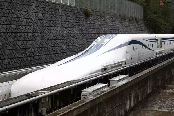 これが「未来の新幹線」か!? 客室が大進化した最新超電導リニア「L0系改良型試験車」