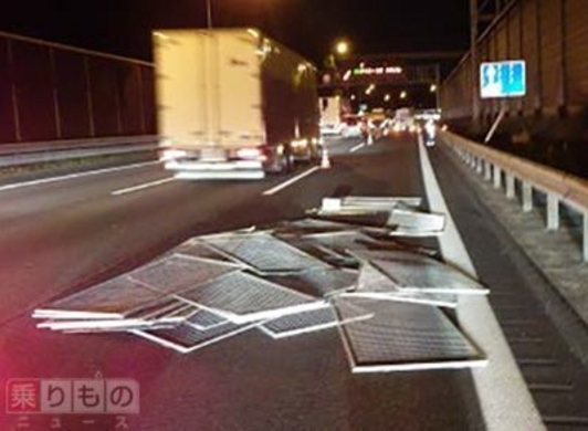 高速道路上の落下物 踏んだ人が悪い 事故の過失は問えるのか 損保会社に聞く 17年12月12日 エキサイトニュース