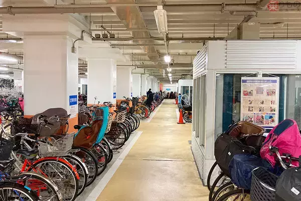 東京の地下「世界最大規模の自転車置き場」がスゴイ！ 圧倒的台数の「自転車の木」