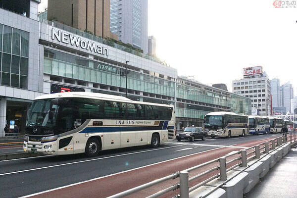 新設の道路標識「青地にバス／トラック／タクシー」どんな意味？ 激レア化必至のワケ