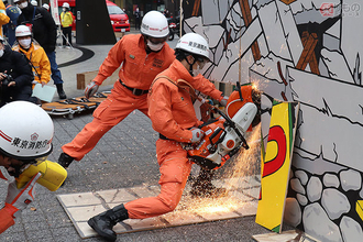 東京消防庁 消防二輪「クイックアタッカー」や最新EV救急車も参加 池袋で震災訓練実施