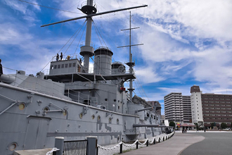横須賀の記念艦「三笠」 12/20まで横浜F・マリノス応援カラーにライトアップ