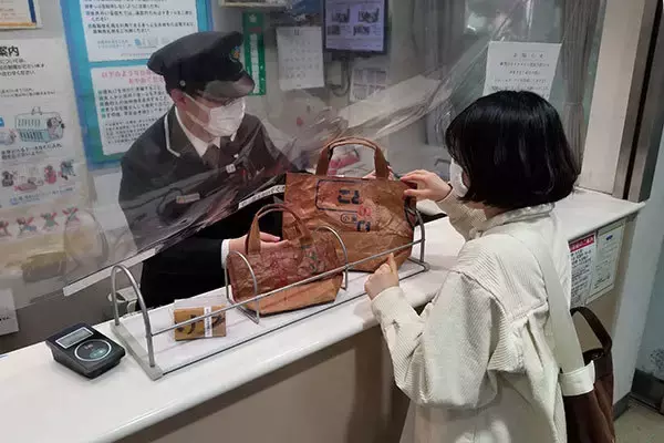 都内駅の改札窓口で「逸品」売ります JR国立駅で駅員による物販スタート