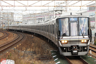 「まもなく新快速が通過します。ぜひご覧ください」と車内放送される列車に乗った