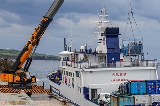 豪快！「クレーンで吊られて入島」ナゼ？ 人も車もコンテナも…絶海の孤島の交通事情