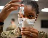 「在日米軍横田基地に新型コロナのワクチン到着 医療従事者から接種スタート」の画像1