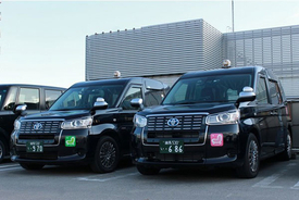 タクシーに新型「飛沫防止シールド」 ビニールカーテンを付け替え 日本交通1600台