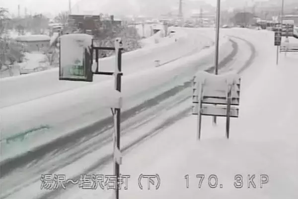 高速道路 冬タイヤだけではNGの「チェーン規制」可能性も 大雪で通行止め拡大