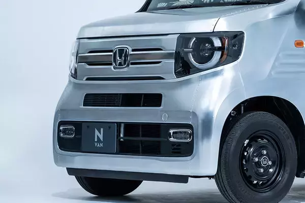 アルミっぽいN-VAN ワイルドなFIT オートサロン向けホンダ公式カスタム車