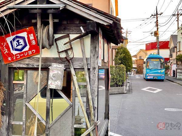 昭和レトロすぎるバス停、東京の住宅街に なぜできた？ 手作りの待合室に懐かしの看板