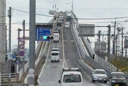 「ベタ踏み坂」なぜできた？ 湖の上45mで県境またぐ橋 背景に「前身の橋」と航路の歴史