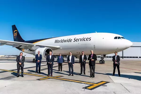 見た目は経年機、中身は最新機!? 操縦室“魔改造”の「エアバスA300」出現 UPS用貨物機