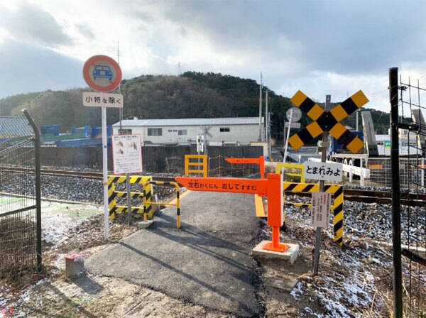 警報機と遮断機のない踏切に 踏切ゲート を試験設置 手で押し開ける形状 Jr西日本 21年2月日 エキサイトニュース
