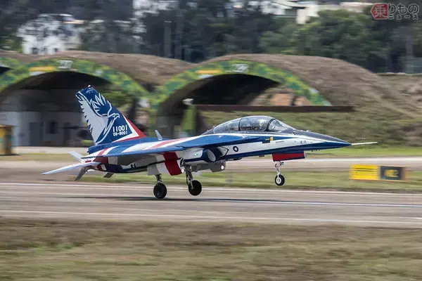 台湾 新ジェット練習機T-5「勇鷹」の試験飛行を公開