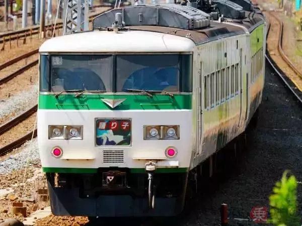 7時24分発 東海道線伊東行き 特急形でも「18キッパー御用達」だった185系電車の記憶