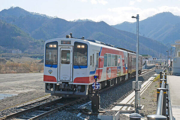 三陸の鉄道「早々バスに」「8年かけ鉄道で復旧」なぜ分かれた？ それぞれの軌跡と課題