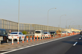 高速道「加速車線の先頭で合流」への誤解とけるか 物理的に先頭以外を塞ぐ→渋滞3割減