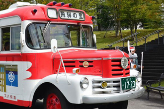1967年式ボンネットバスで飛騨の桜めぐり 定期観光バスとして運行 濃飛バス