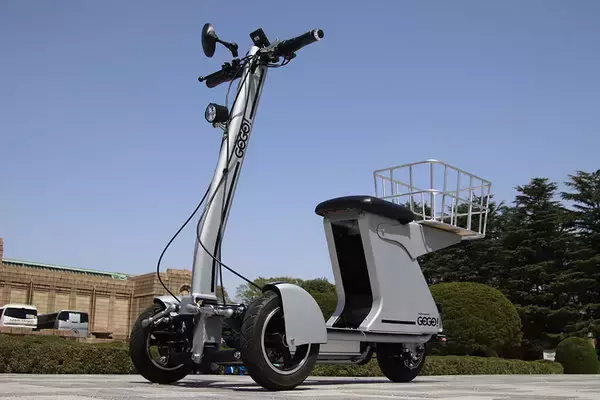 型破り？ レーサーが作った「前2輪」のEV原付 入魂のサスペンションで別次元の乗り味