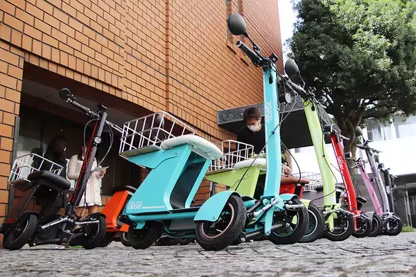 「型破り？ レーサーが作った「前2輪」のEV原付 入魂のサスペンションで別次元の乗り味」の画像