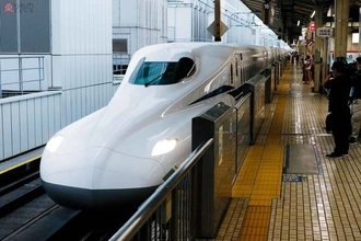すべて傾いている東海道新幹線の列車 なぜなのか？
