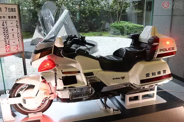 こいつ、光るぞ…！ 超大型「ゴールドウイング」白バイ 愛知県警の玄関に鎮座のワケ