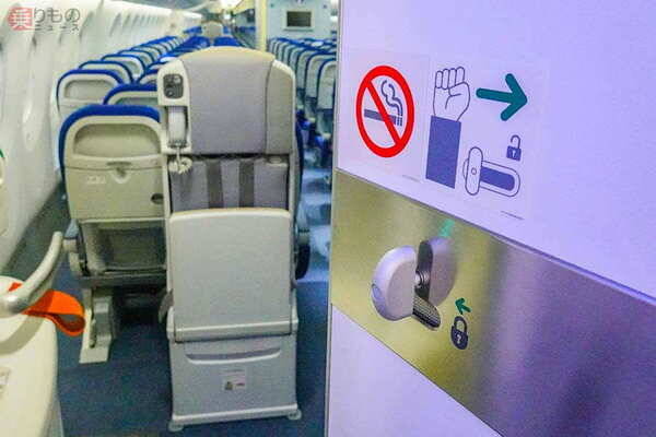 コロナで旅客機トイレに革命！ ANAが世界初「肘だけで開けられるドア」実用化 国内線に