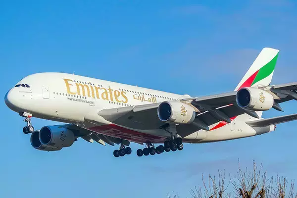 「空飛ぶ宮殿のプレミアムエコノミー」どんなの？ エミレーツA380に新設 日本支店長に聞く