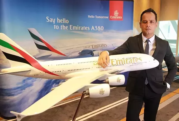 「「空飛ぶ宮殿のプレミアムエコノミー」どんなの？ エミレーツA380に新設 日本支店長に聞く」の画像