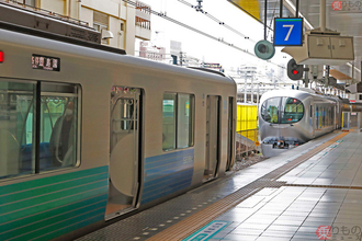 同じホームに列車が「縦列停車」する駅5選 電車と気動車の対面も!?